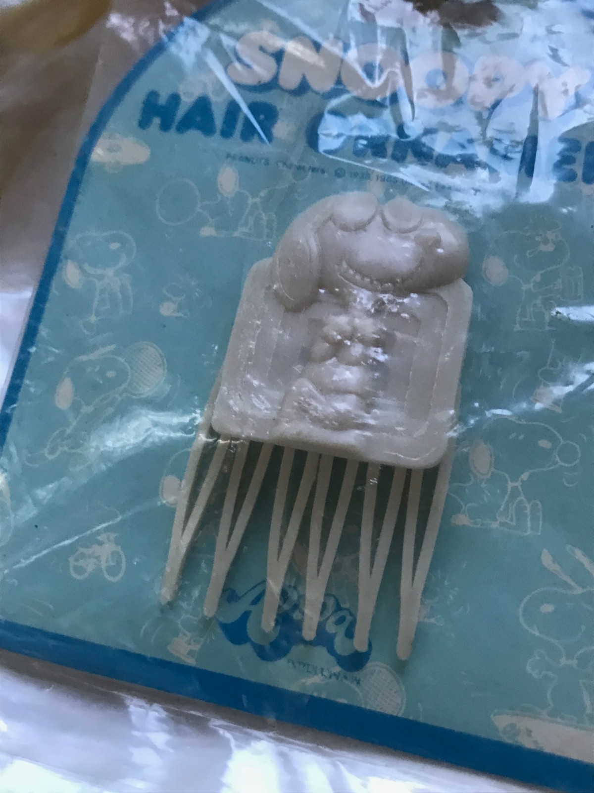 Vintage White Plastic SNOOPY Hair Comb Ornament – 1.25 x 2 an 3/8th’s inches –
