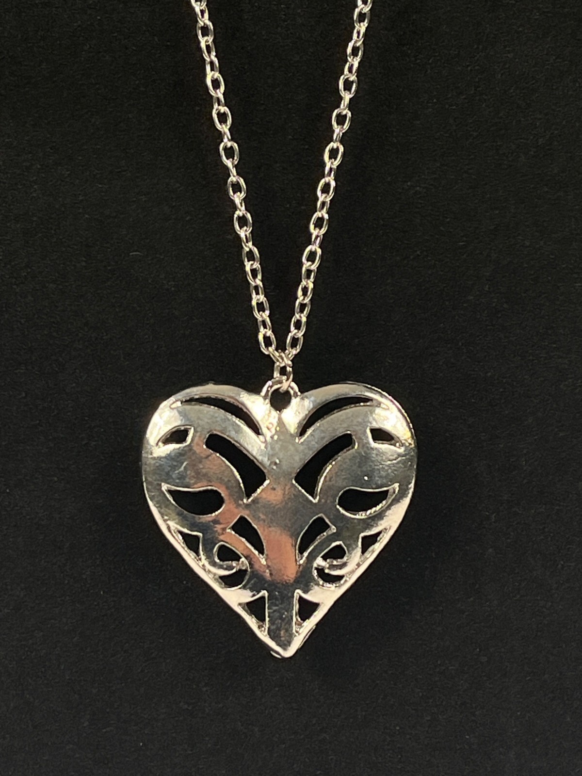 Vampire Diaries SKU 7847 Caroline Forbes Antique Silver Open Heart Chain & Penda