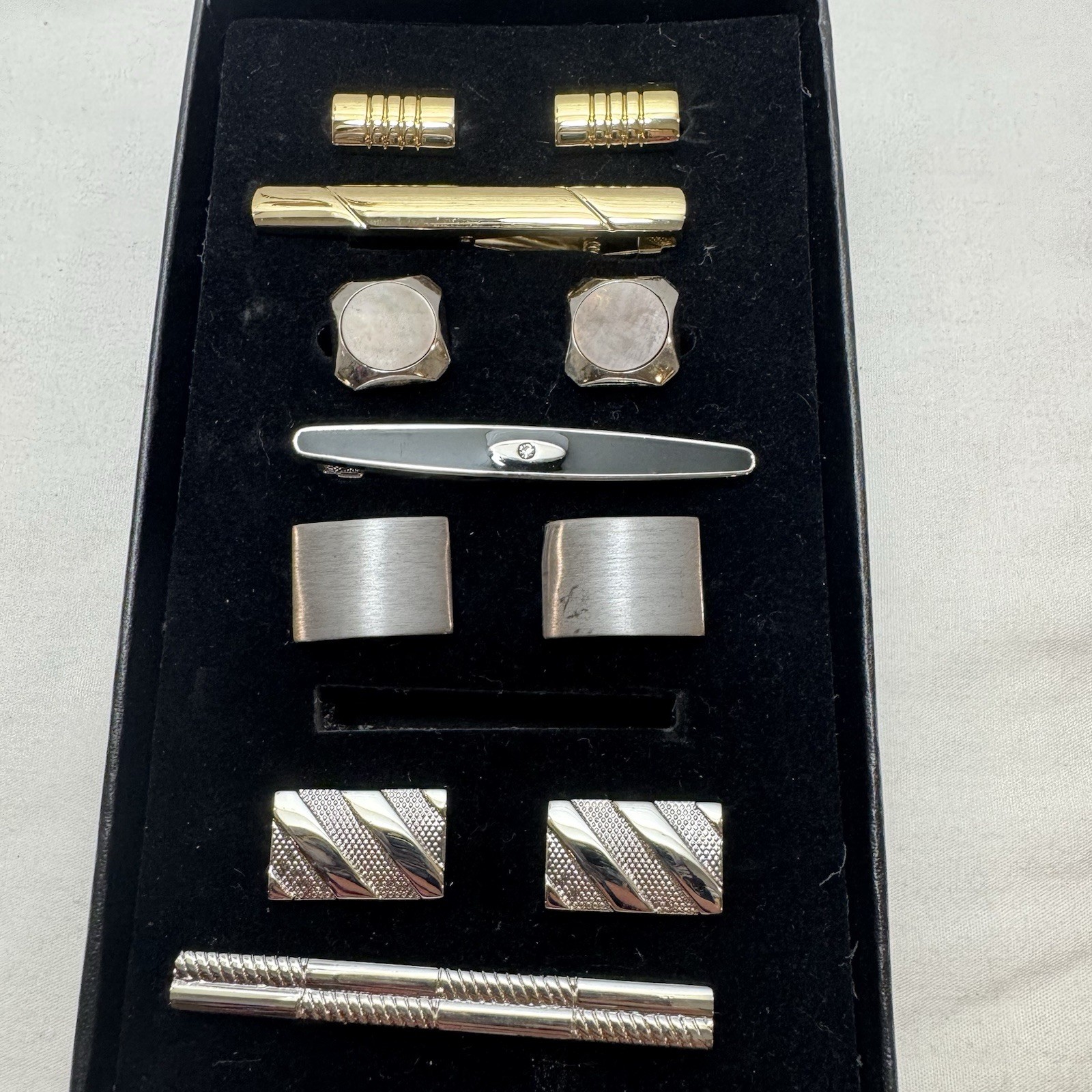 Lot of Cufflinks and Tie Clips Gold Tone Silver Tone Gunmetal 11 Pieces