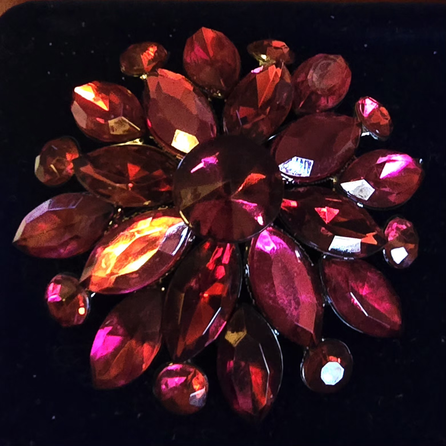 RUNWAY STATEMENT MARQUISE PINK PURLE LUCITE BROOCH-NWOT☆3D☆2″Diam☆GUNMETAL☆WOW