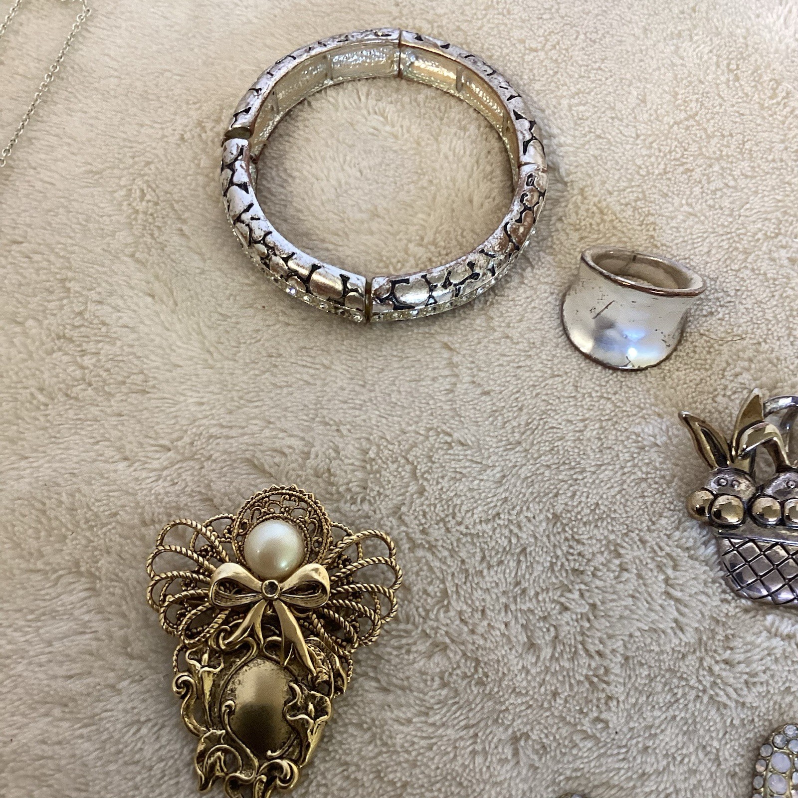 Eclectic Lot Of Costume Jewelry Necklaces, Pendant, Brooch, Ring Bracelet READ
