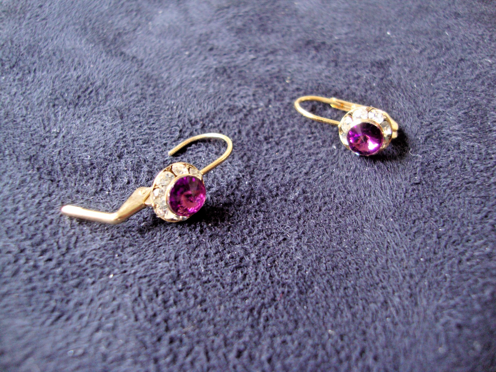VINTAGE PETITE AUSTRIAN CRYSTAL PURPLE & CLEAR CLUSTER DROP GOLD TONE EARRINGS