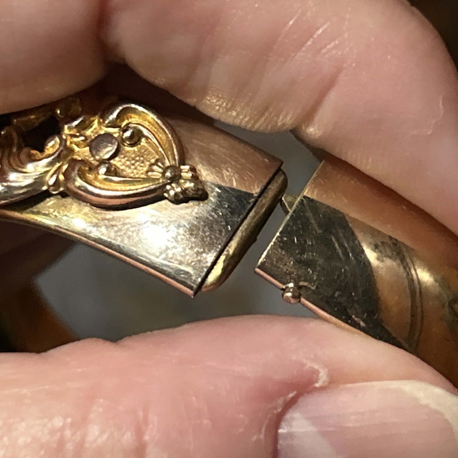 ANTIQUE 44g NOUVEAU 1/20 GOLD FILL E.M. Co HINGED PHOTO LOCKET BANGLE BRACELET