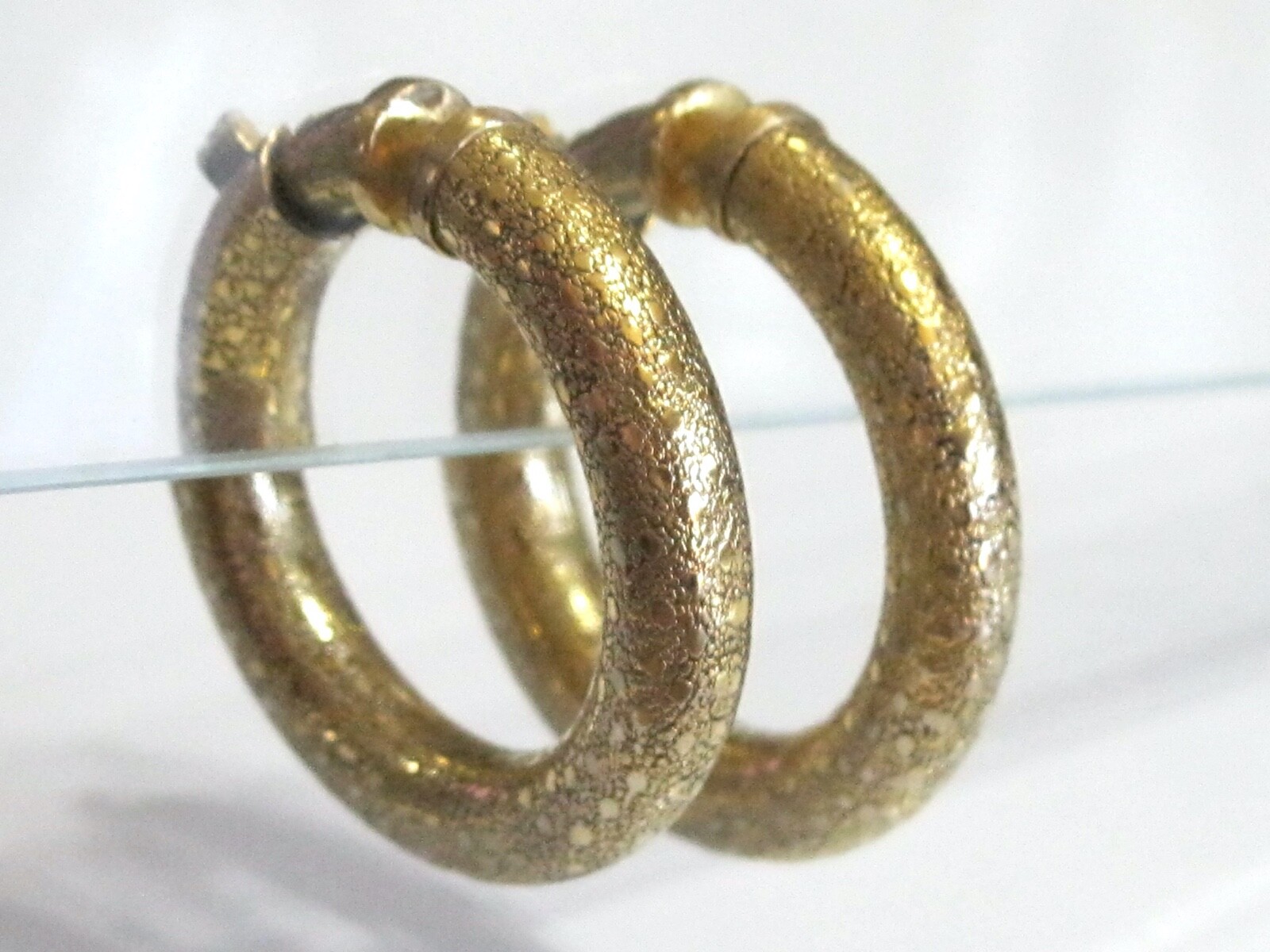 RARE VINTAGE MOD TRIFARI 1960 -1970’s SPRING TENSION CLIP TEXTURED HOOP EARRINGS