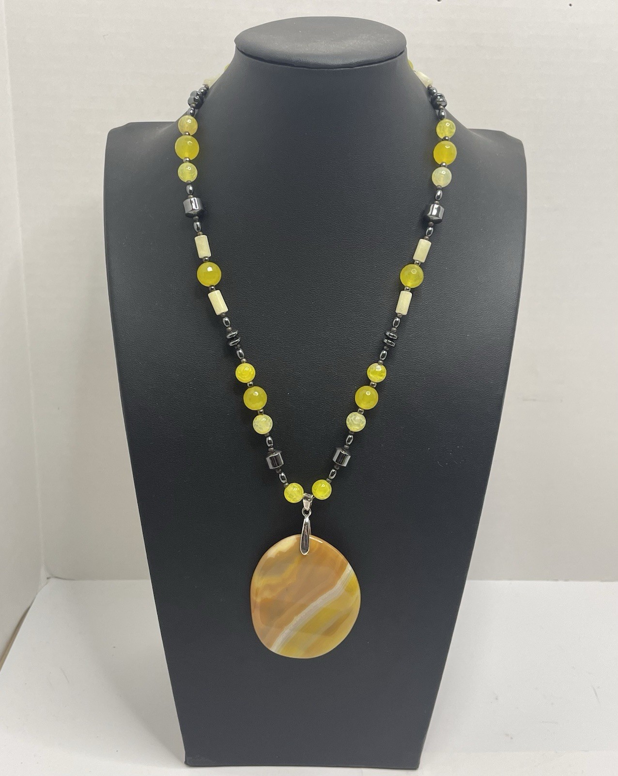 Vtg. Chunky Striped Agate Medallion Pendant Statement Necklace 12” L Yellow Boho