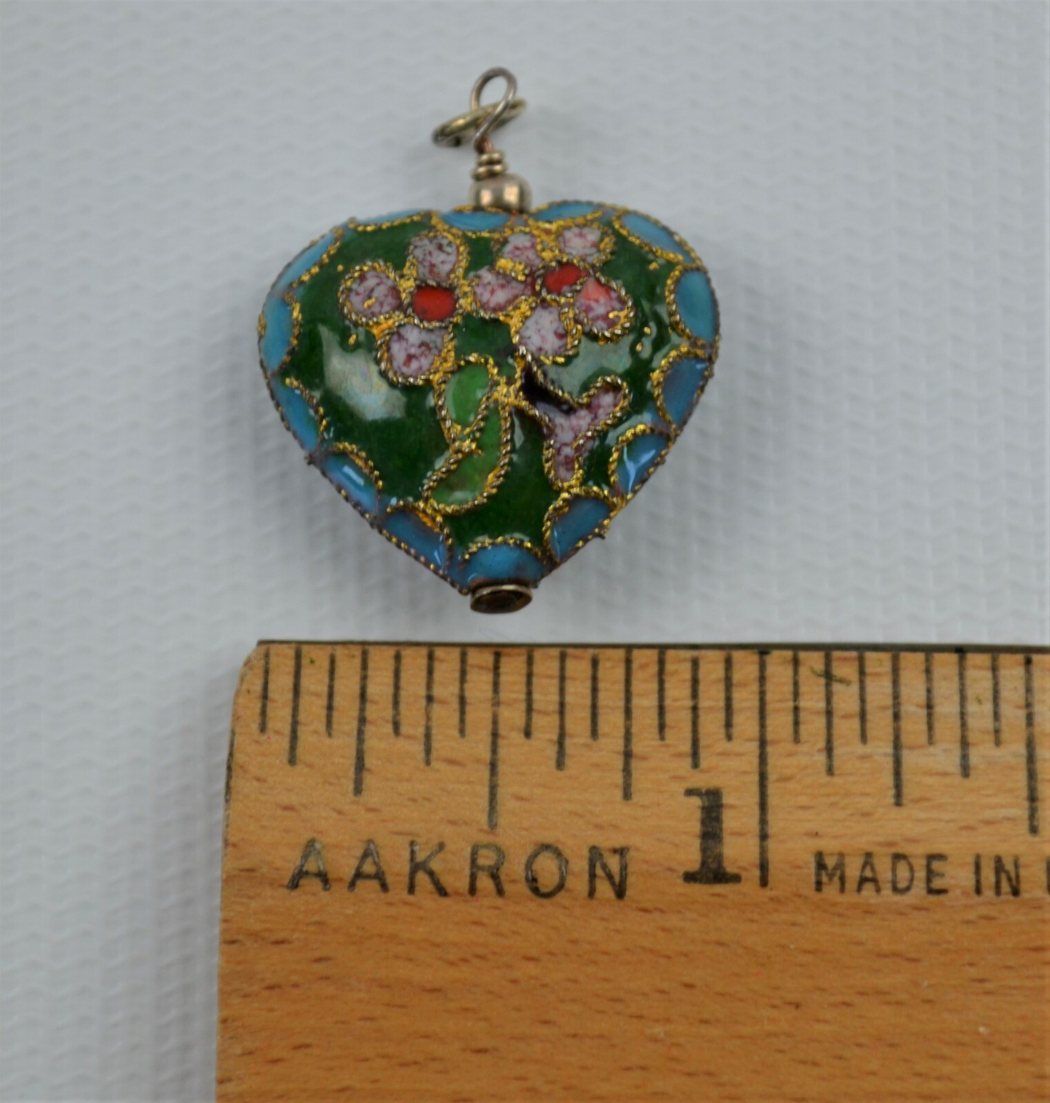 Heart Shaped Pendant With Daisy Flowers About 1″ Wide Enamel Coated