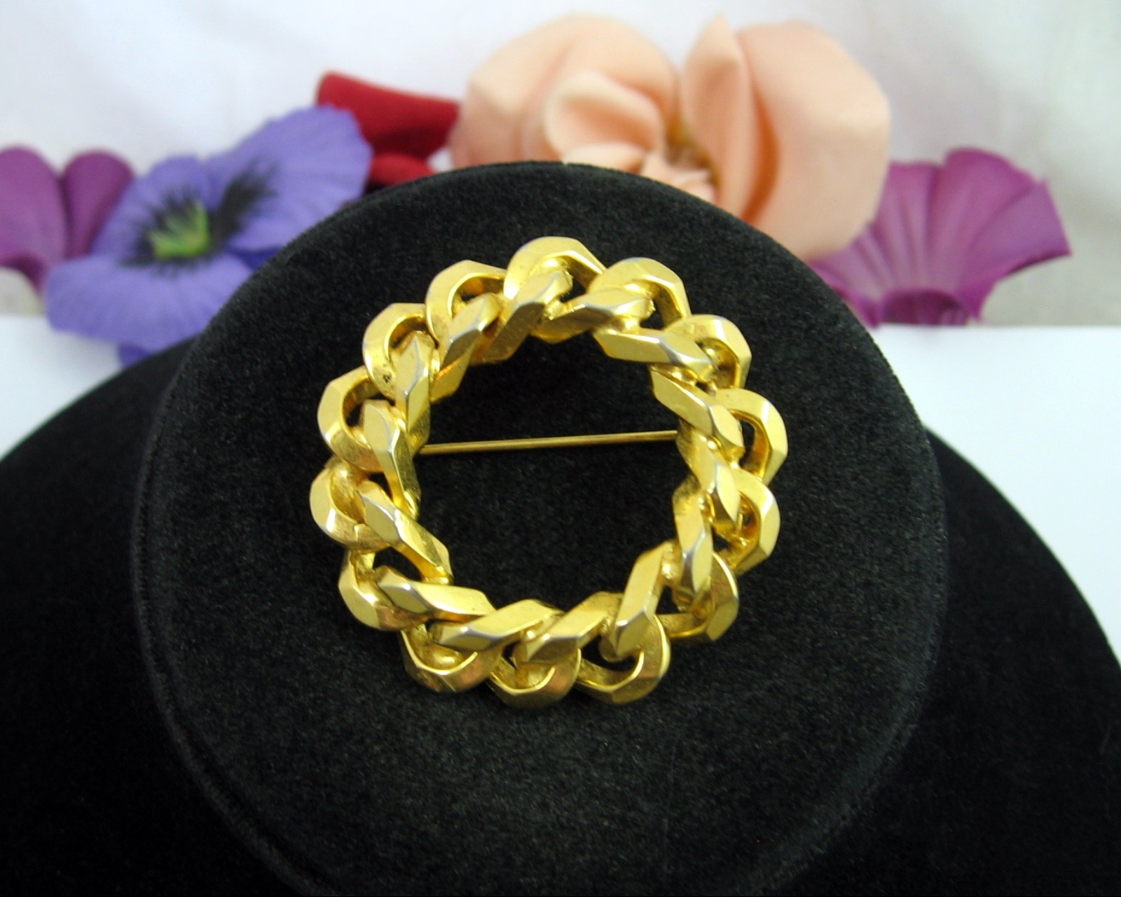 HEAVY METAL Vintage PIN Links CHAIN Round BROOCH Goldtone Circular 1 5/8″