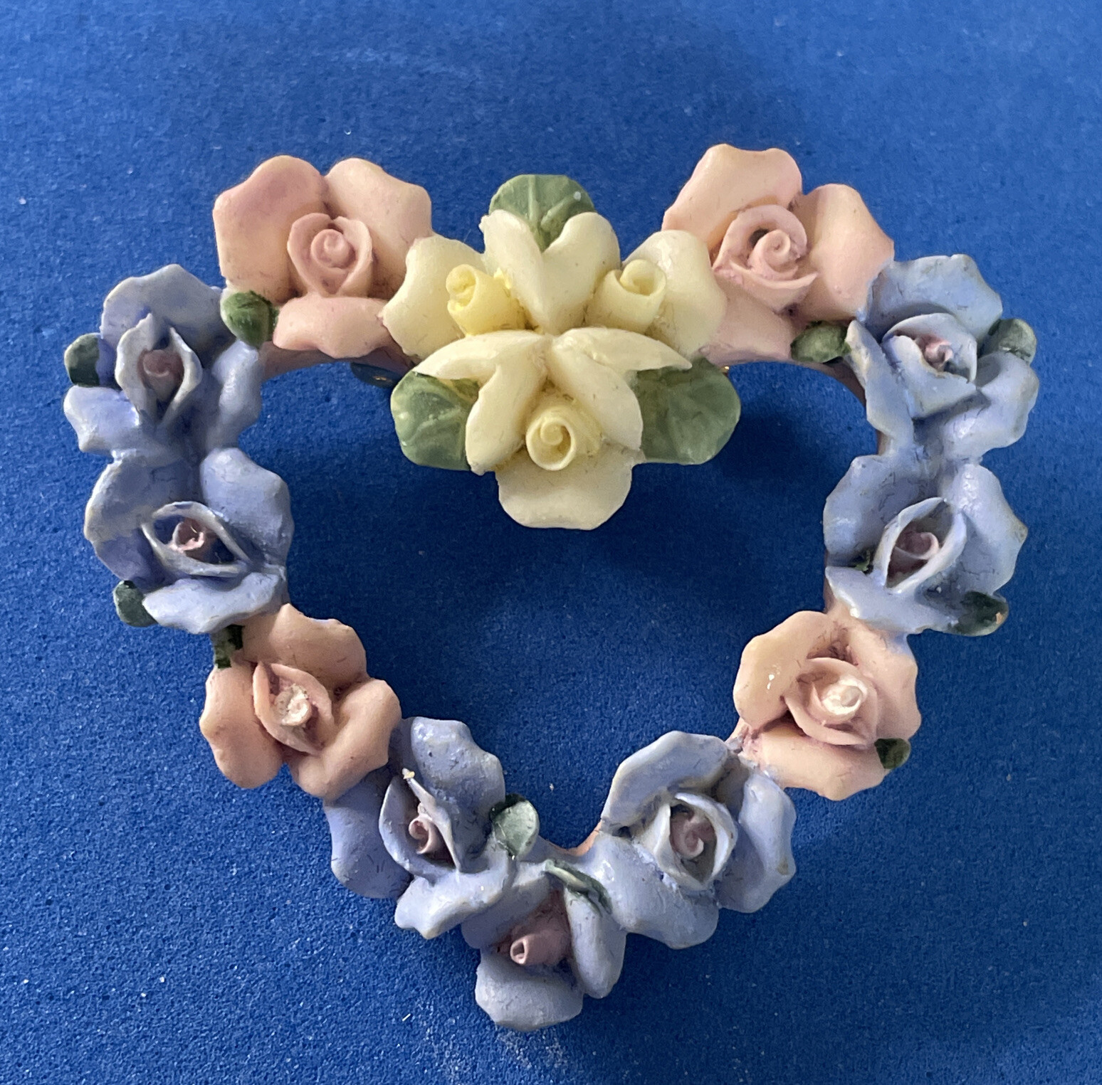 Avon Hearts And Roses Brooch Vintage Pin Pastel Yellow Pink Blue Flowers A3