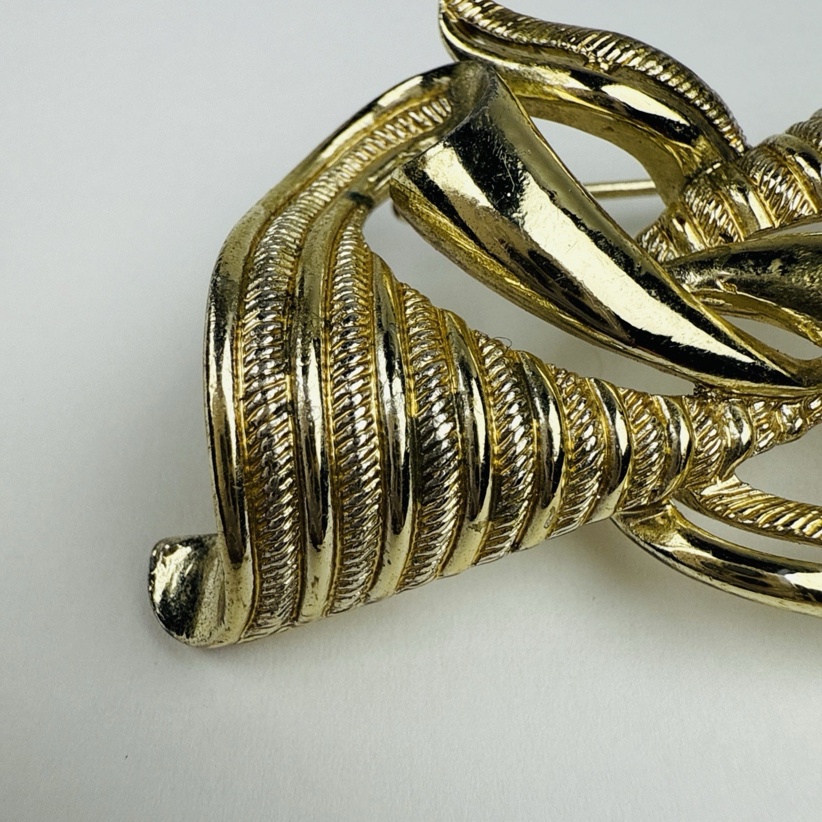 Vintage Gold Tone Brooch Textured Flowy Ribbons Unbranded 2”