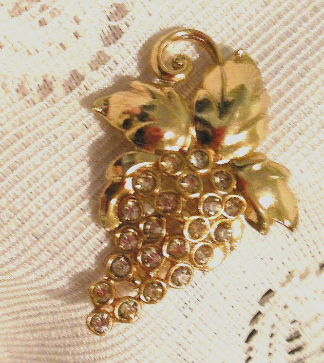 VTG GOLD TONE BUNCH OF GRAPES w/VINE LEAVES & PRETTY RHINESTONES PIN–2″