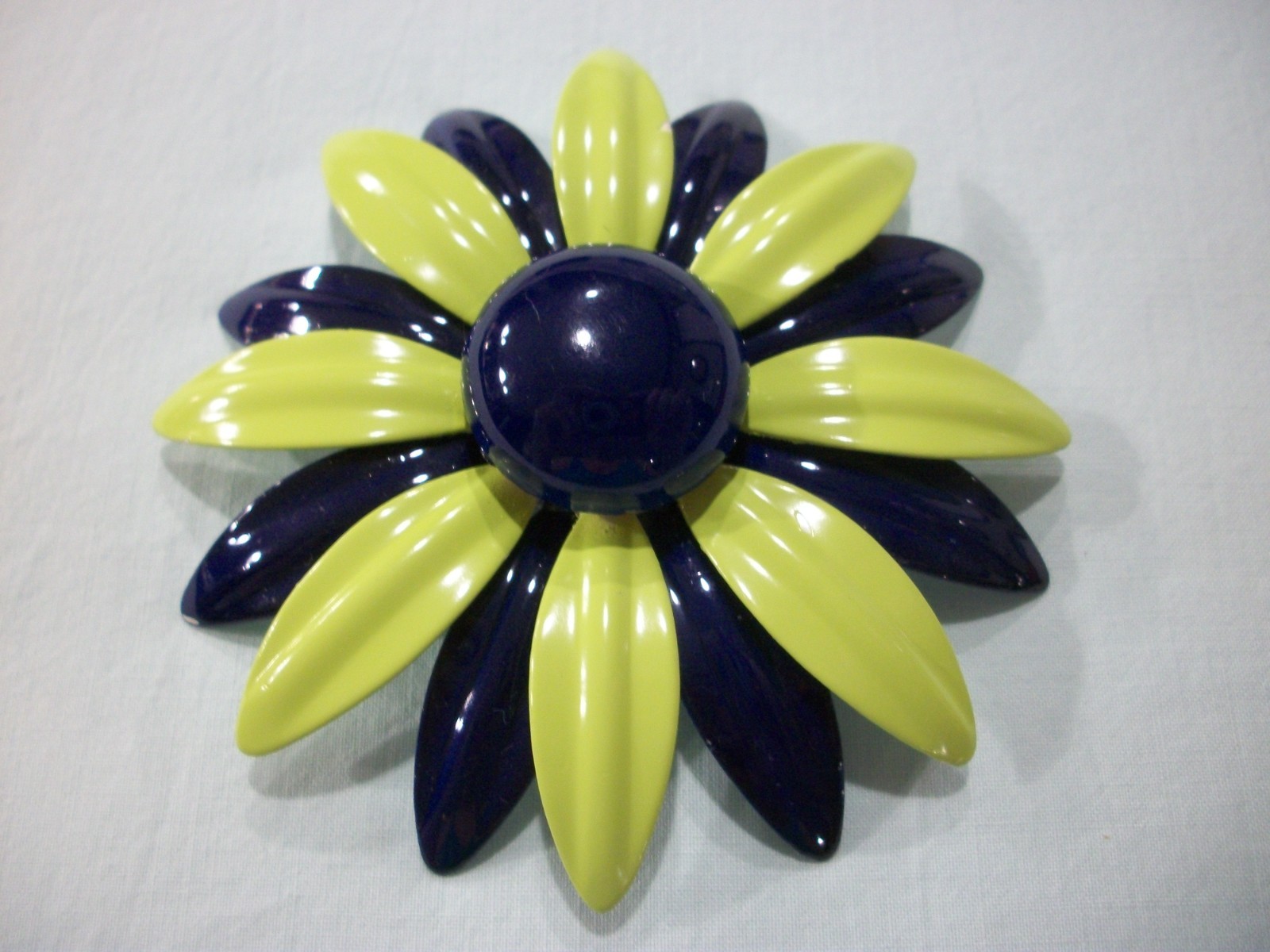 ViNTaGE NaVy BLuE/LiMe GReeN MeTaL ENaMeL HuGe 3″ DAiSy/FLoWeR PiN/BRooCH