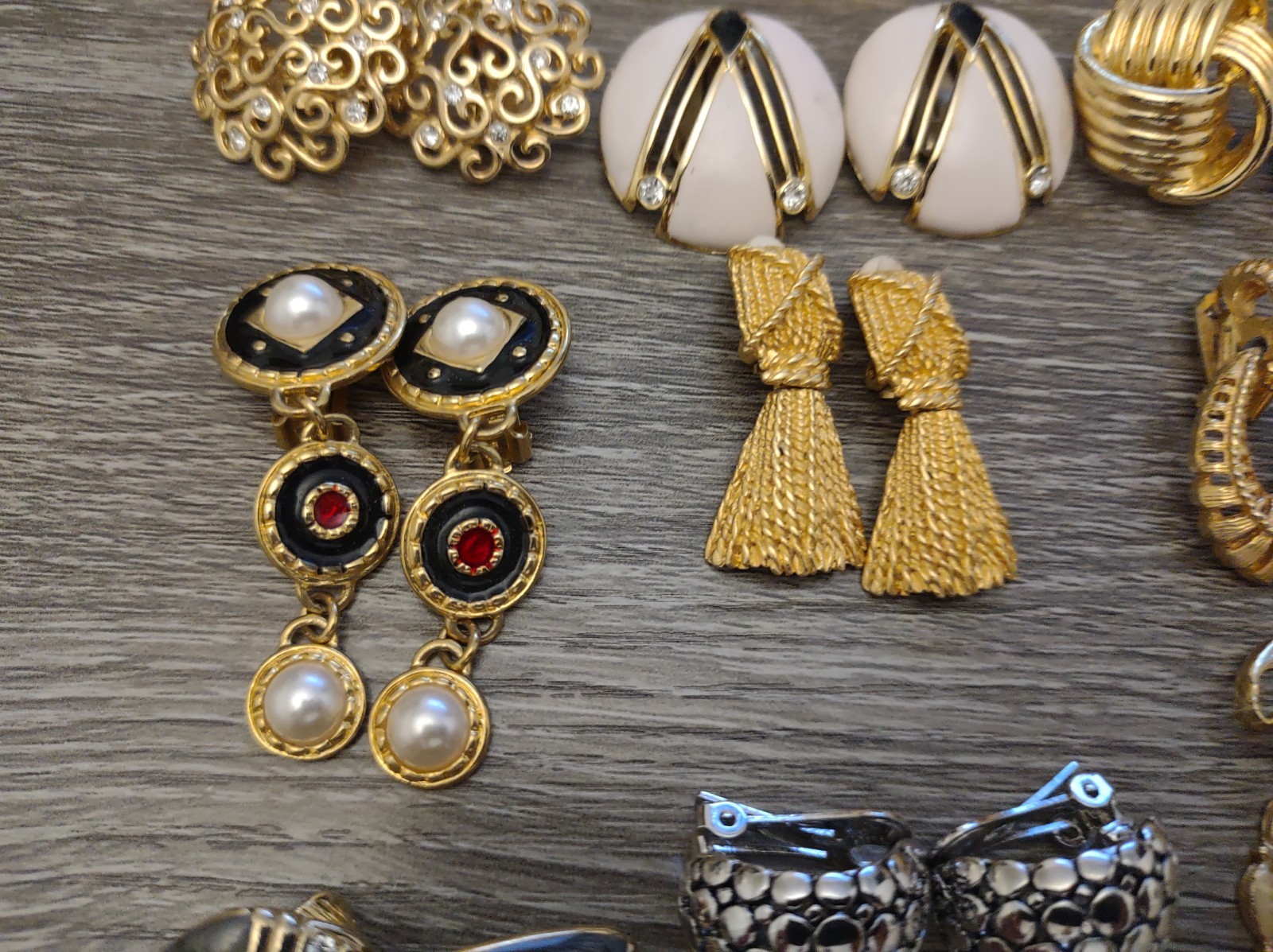 Estate Lot Costume Fashion Clip On Earrings Lot 20pr Mod Gold Tone Pretty Mix