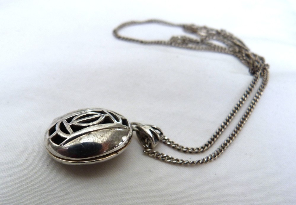 KIT HEATH KH CELTIC DESIGN CUT OUT STERLING SILVER OPENING LOCKET CHAIN NECKLACE