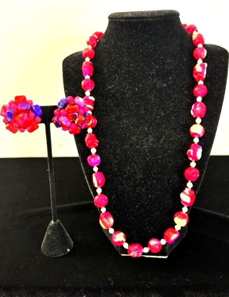 VTG Signed VOGUE Dip Dyed HOT PINK PURPLE RED WHITE Bead Necklace Earrings Set