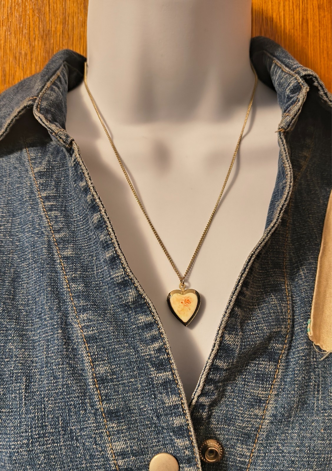 Vintage Gold Tone Photo Locket Necklace heart Pendant Floral Design