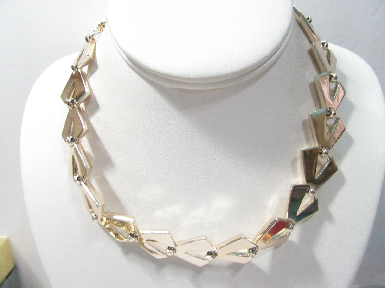 VERY LIGHT METALLIC ALUMINUM TRIANGULAR GEOMETRIC VINTAGE NECKLACE SHINY GOLD
