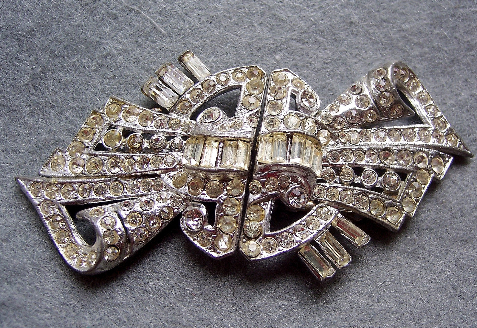 Art deco dress clips duette CORO white metal rhinestone asymmetric design (AAG)