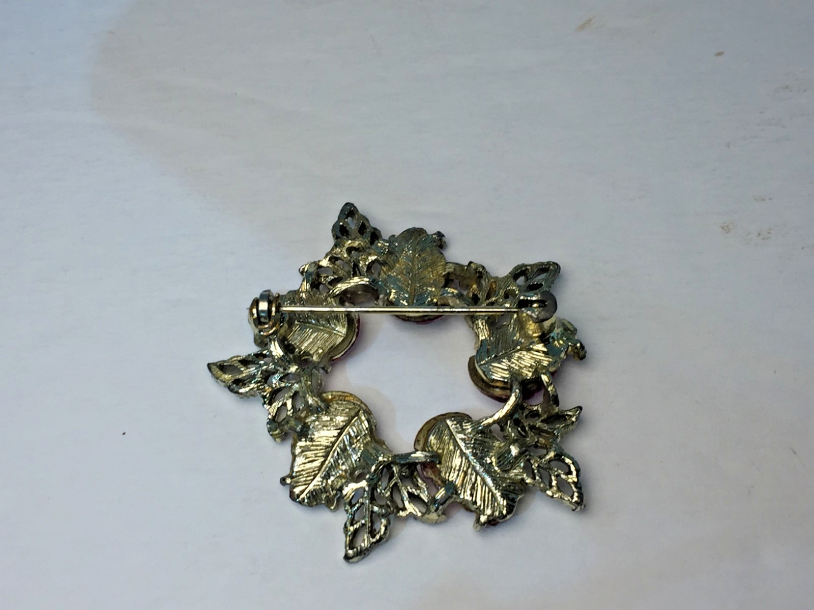 Iridescent Pressed Glass Brooch Vintage Leaf Gold Tone Red Jewelry Pin 1 1/2″!