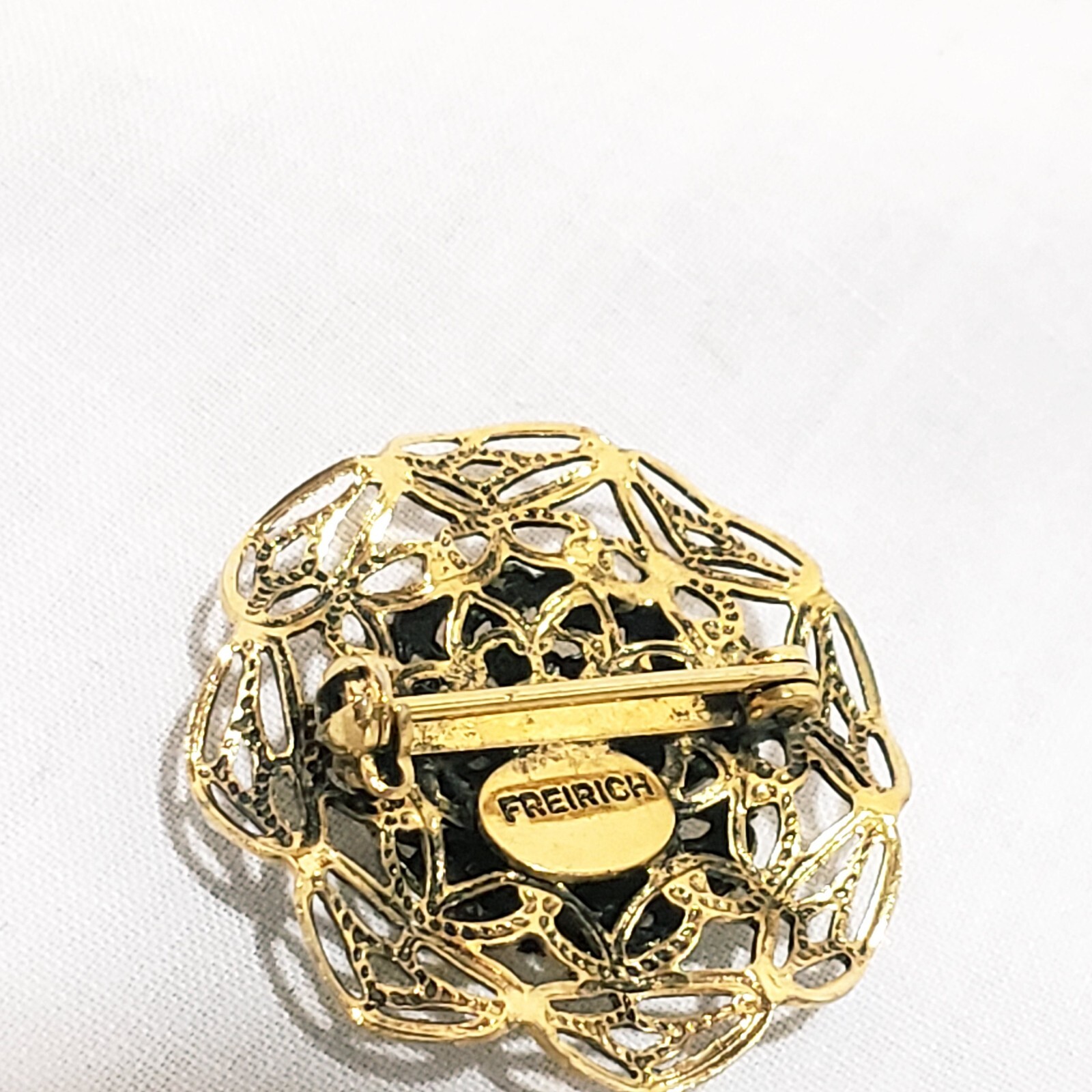 Freirich Brooch Filigree Circle Gold Tone Pin Round 1960s 1″ Vintage