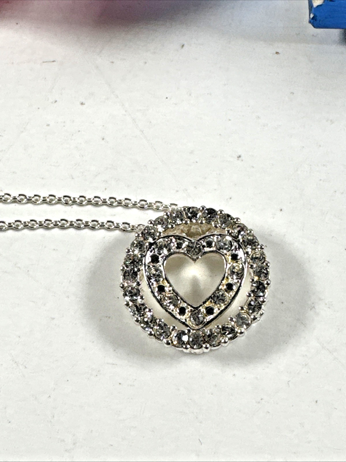 NOS IN BOX 2007 Avon Silver Tone Circle Heart Necklace in Pouch 16″ w 3”Extender