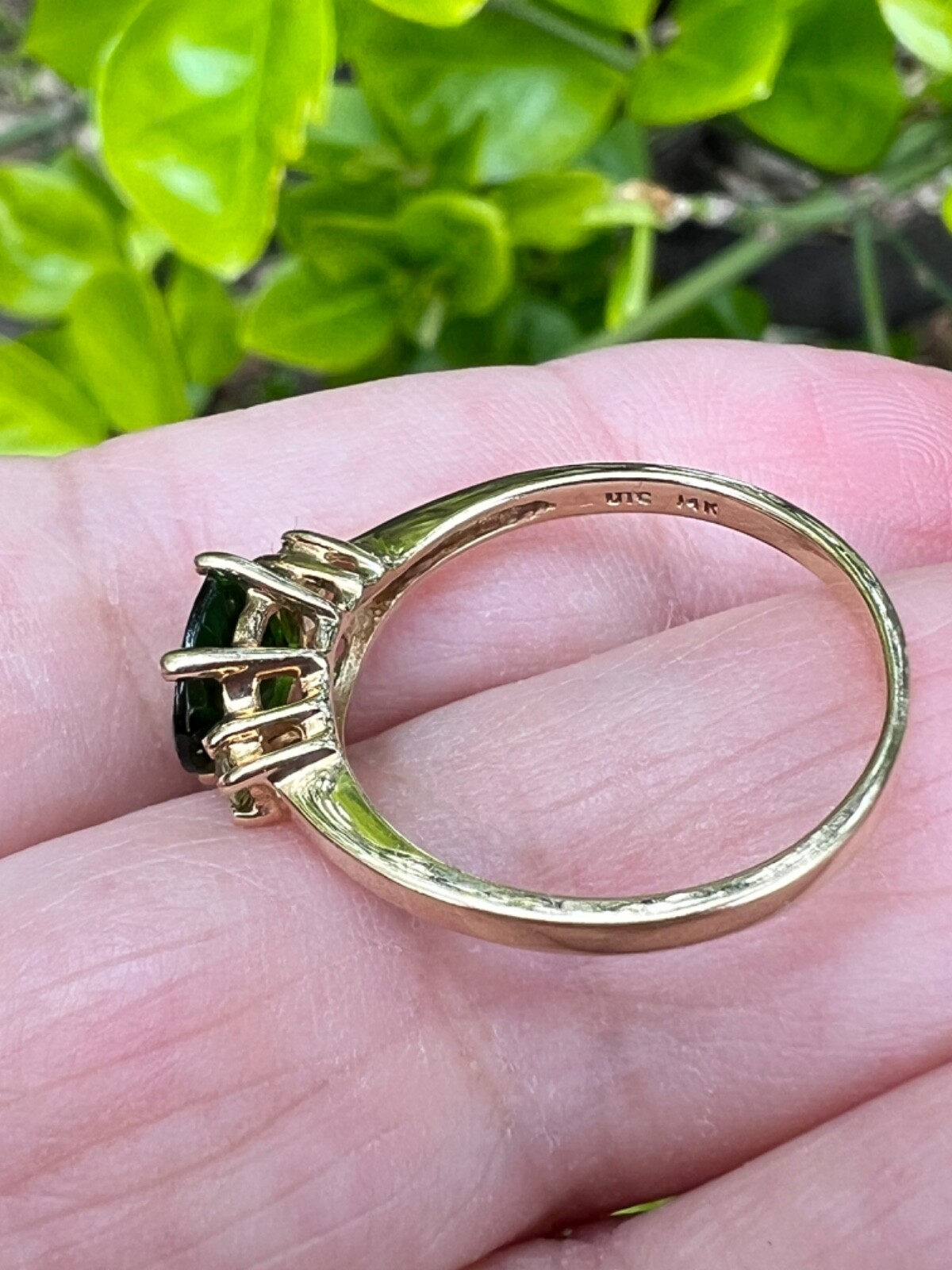 VINTAGE 14K GOLD OVAL EAST WEST SET DESIGN DIOPSIDE VIVID GREEN TOURMALINE RING