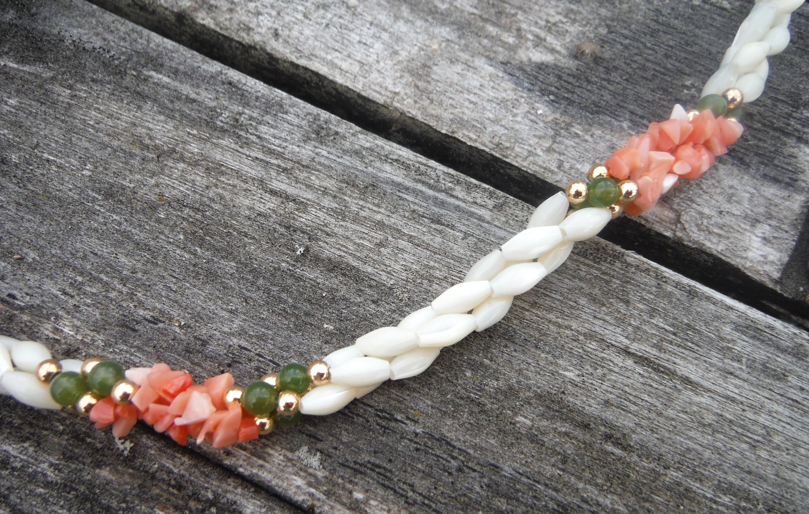 Vintage 1990s Hawaiian Coral & Bead Necklace 21″ Cream Pink Green Gold *VGC*
