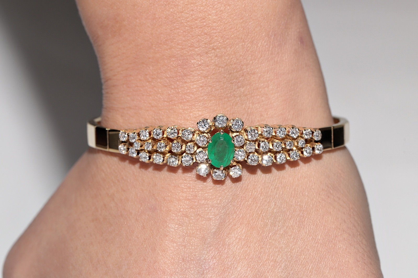 Vintage Circa 1980s 18k Gold Natural Diamond And Oval Cut Emerald Bracelet