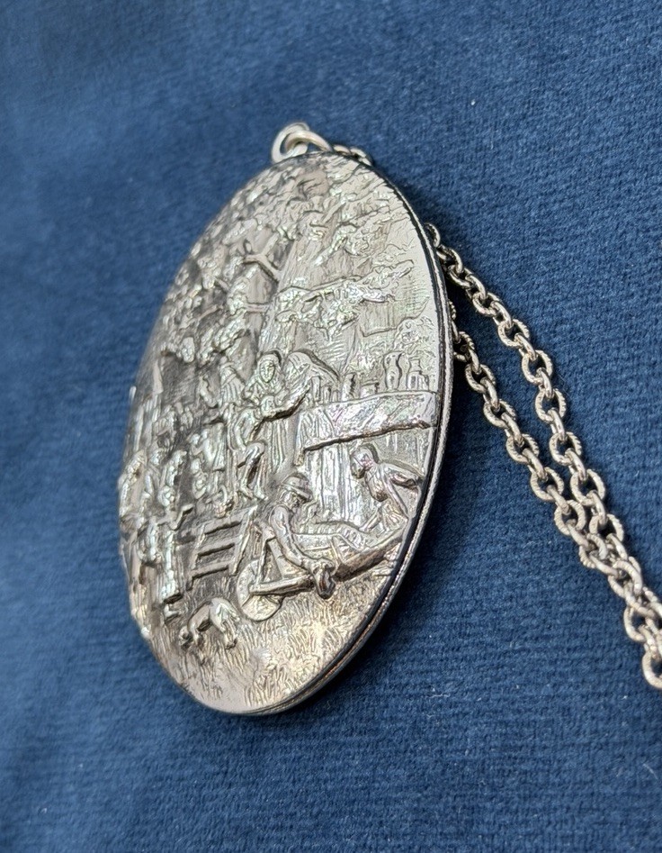 Vintage Large Oval Pastoral Scene Locket Pendant Necklace 30” Chain Silver Tone