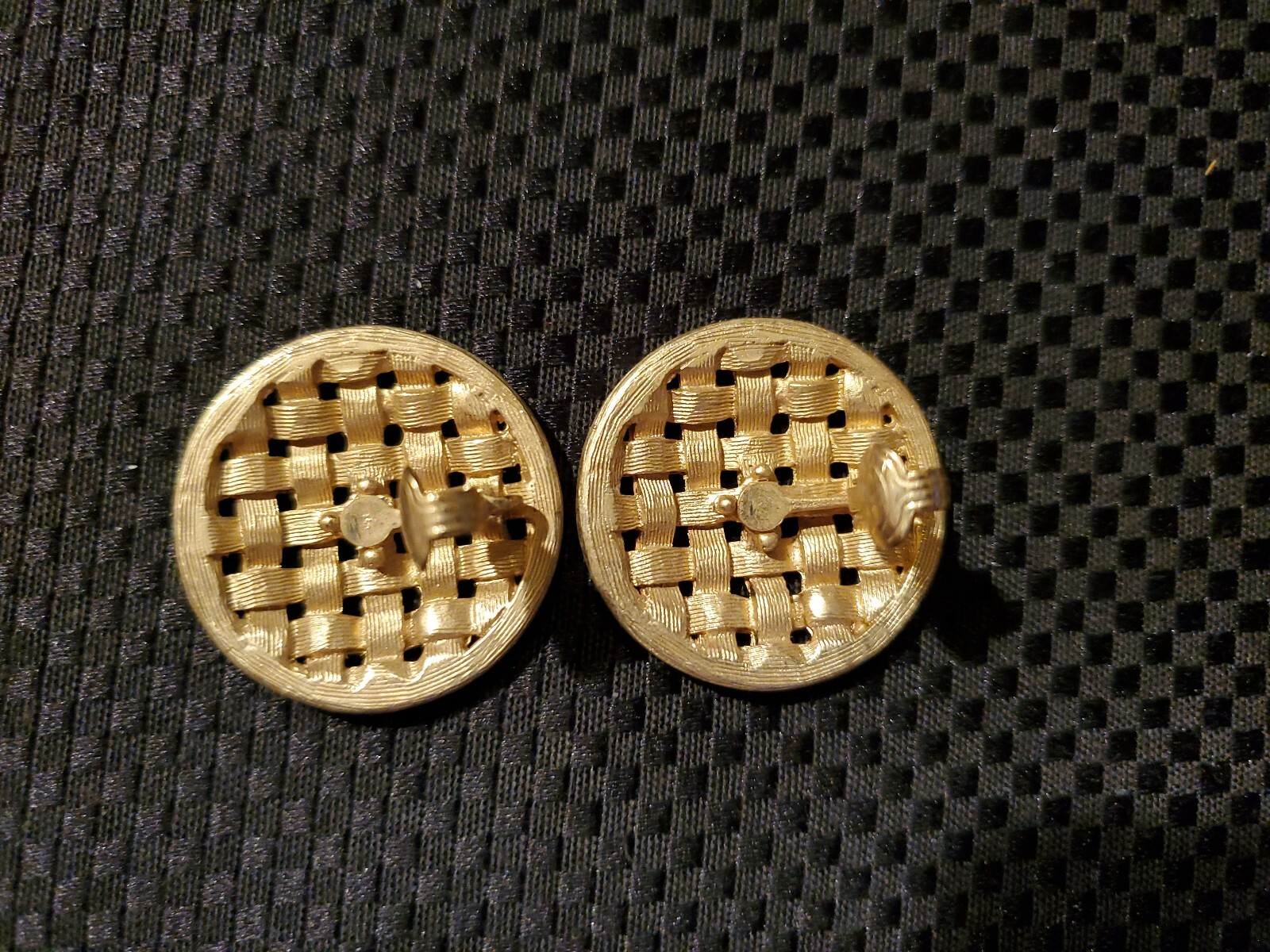 VINTAGE SARAH COVENTRY GOLD TONE WOVEN CLIP ON EARRINGS BUSINESS CASUAL 1″ ROUND