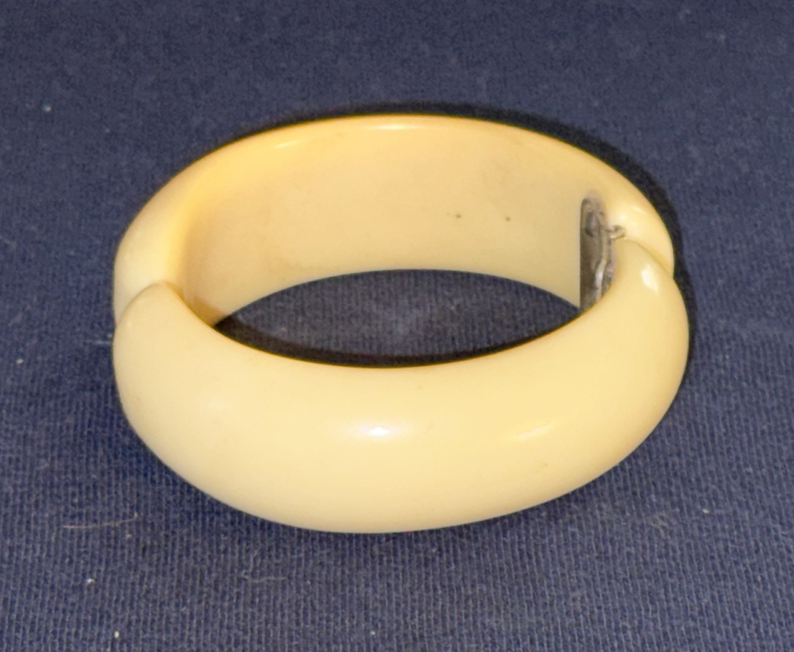 VINTAGE CREAM COLORED LUCITE HINGED – CLAMPER BRACELET