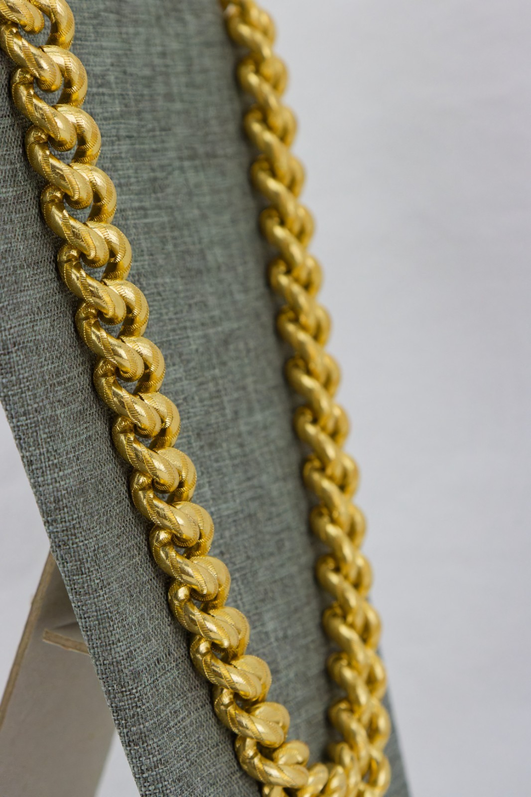 Anne Klein Large Gauge Gold Tone Necklace, Signed, Toggle Closure, 132gr