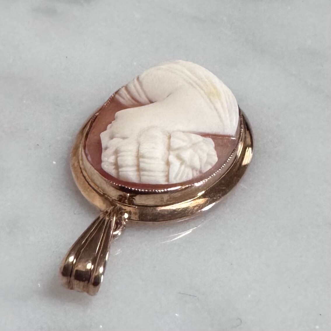 Signed BDA Vintage 10K Yellow Gold Craved Shell Cameo Pendant 3.22 Grams