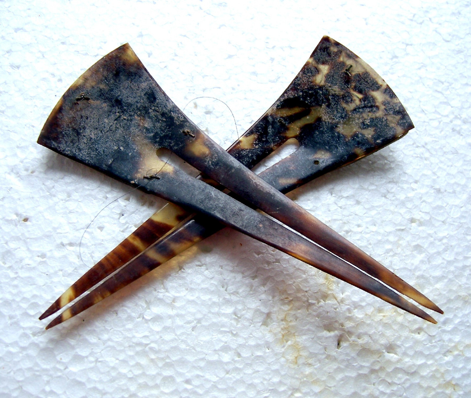Two faux tortoiseshell hair combs with filigree decoration (AAG)