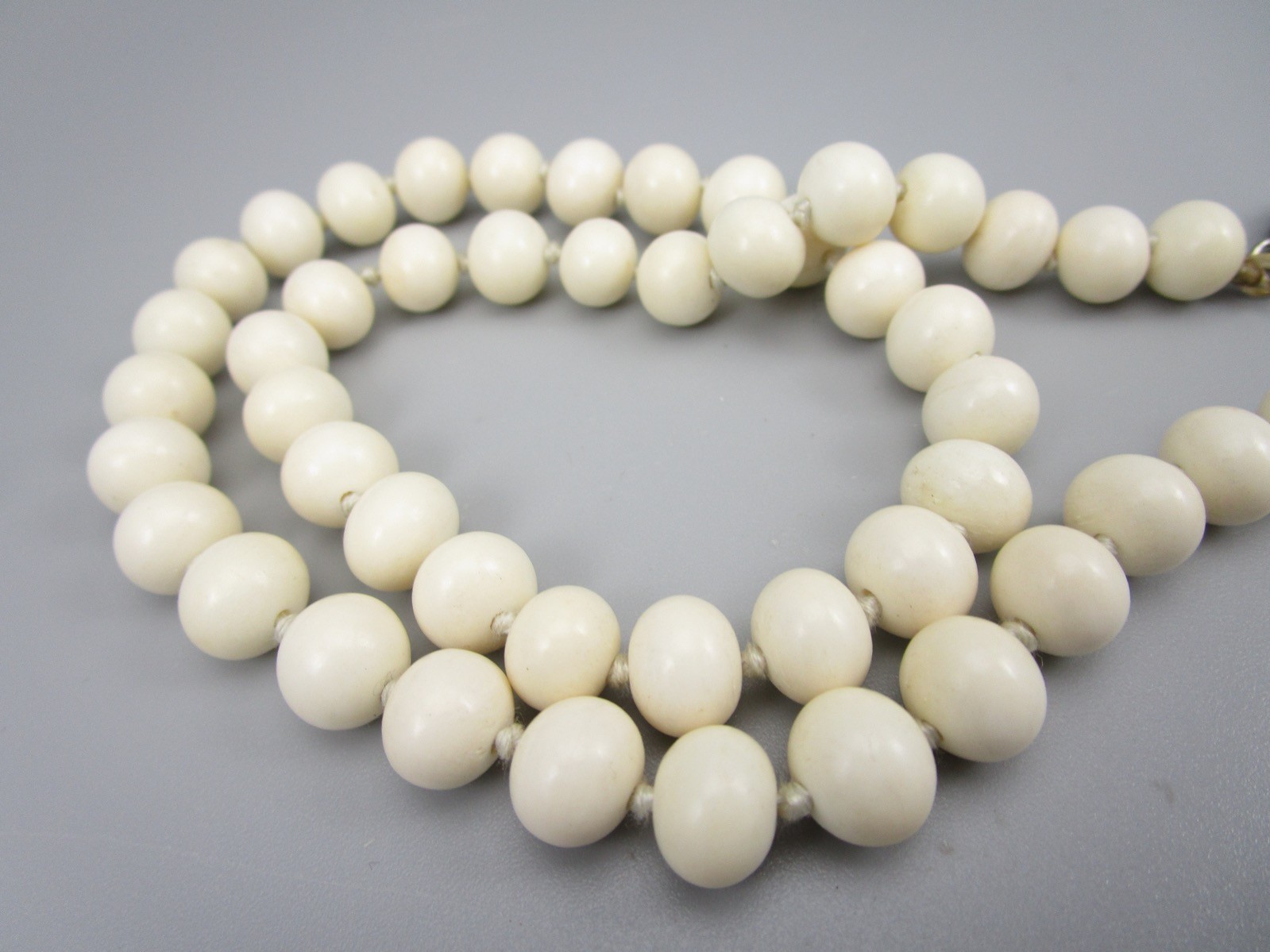 EARLY DIAN MALOUF STERLING SILVER 9.5MM CREAM BEAD NECKLACE