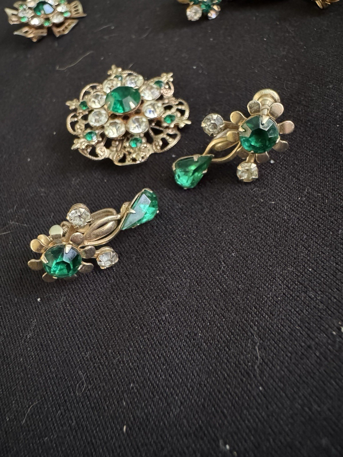 Vintage Gold Tone And Green Rhinestones Brooch And Screw Back Earrings Set
