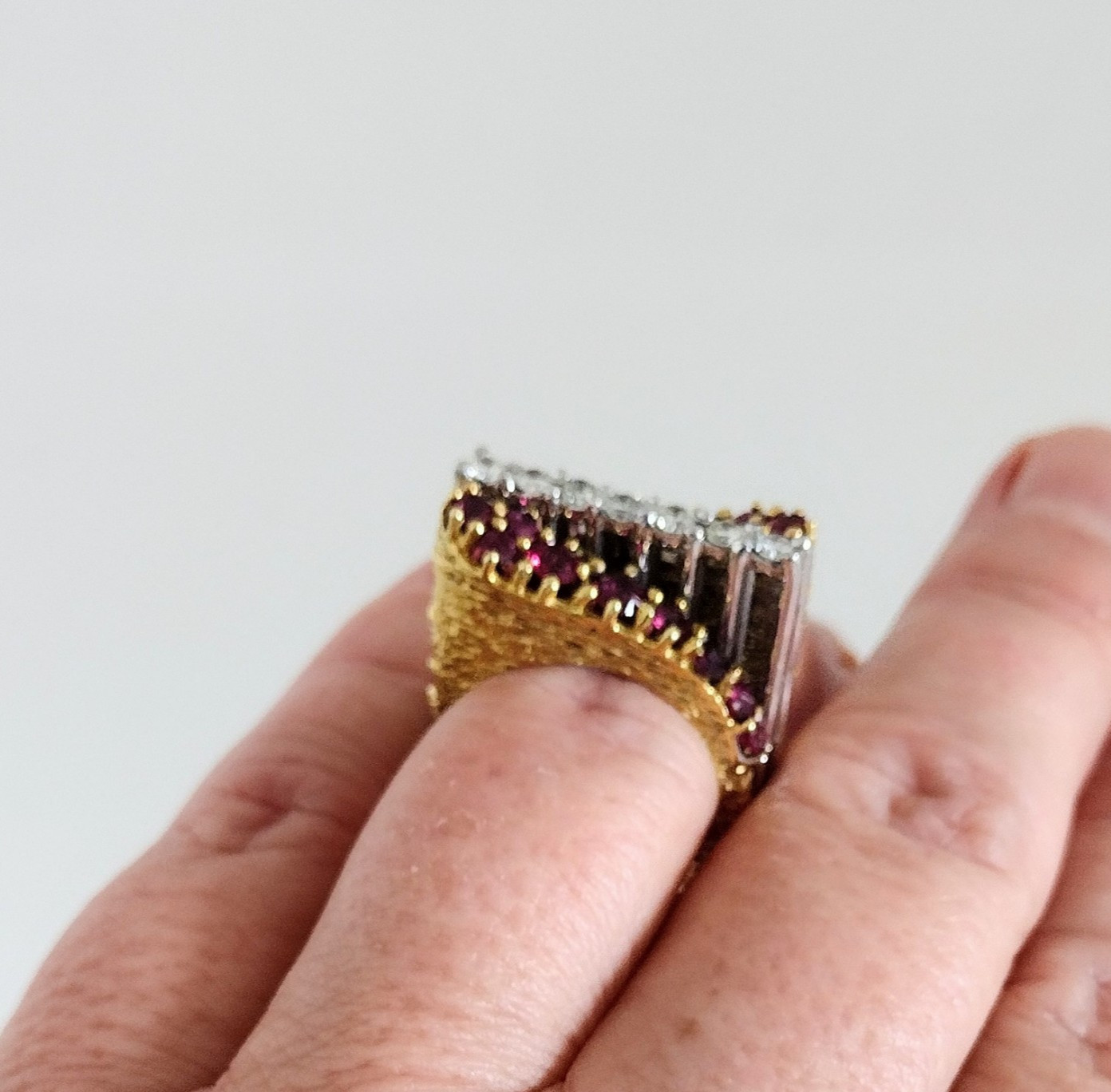 Modernist Ring With Rubies And Diamonds In 18k Yellow Gold