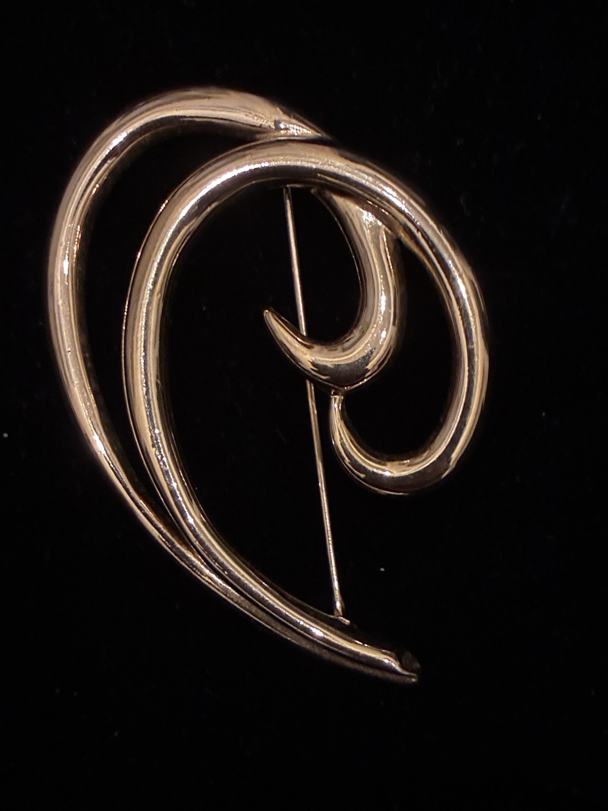 VINTAGE TRIFARI TM GOLD DOUBLE SWIRL BROOCH / PIN – BEAUTIFUL PIN!!