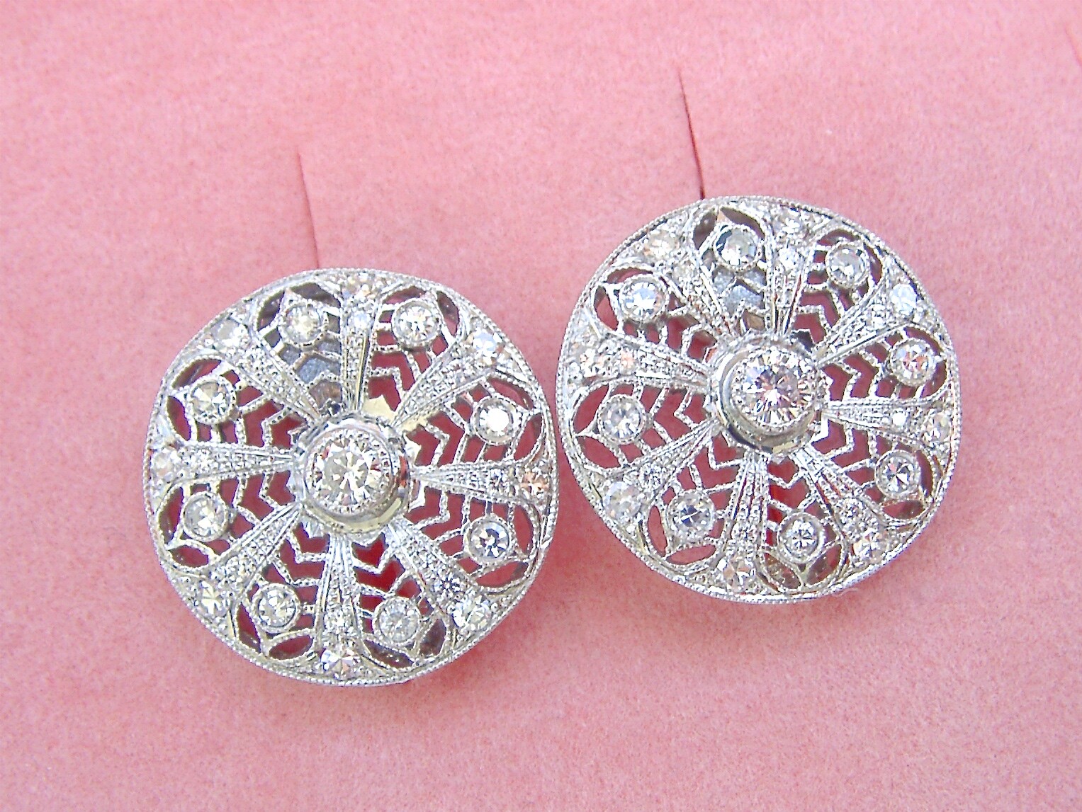 1.52ctw DIAMOND CLUSTER FILIGREE PLATINUM 13/16″ ROUND HUGGIE STUD EARRINGS 1950