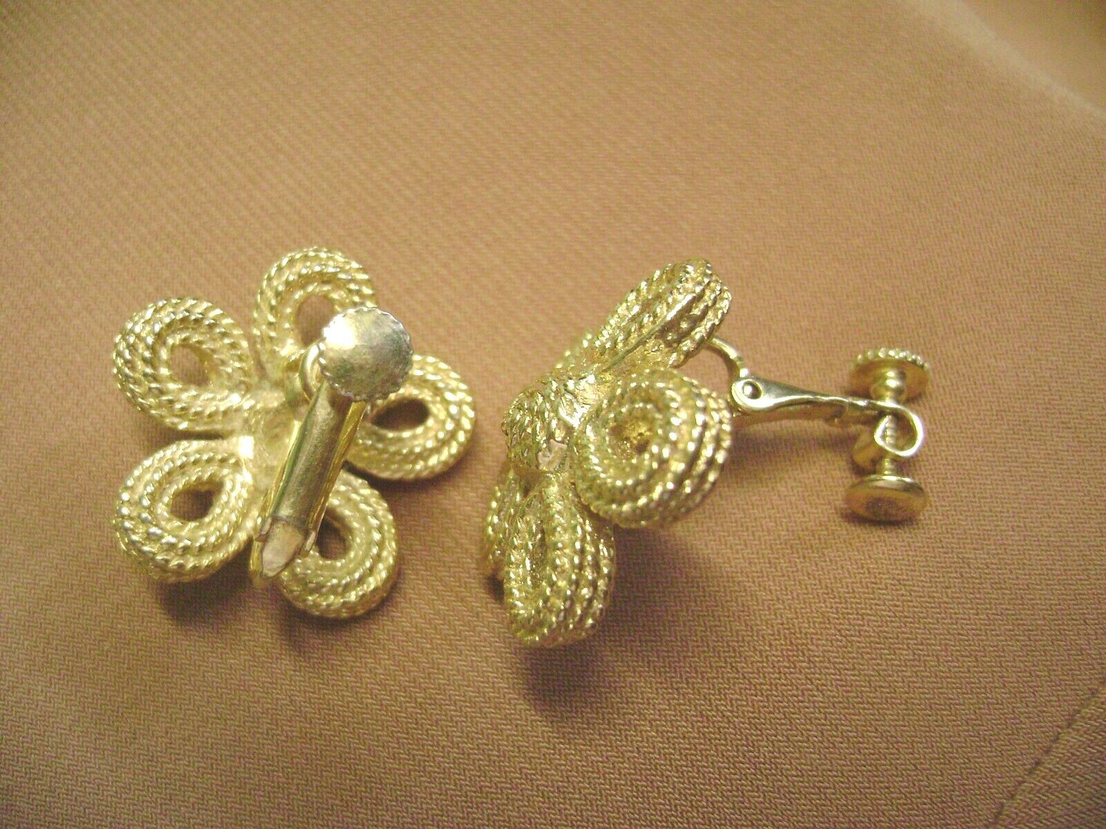 VINTAGE ROUND FLOWER ADJUSTABLE GOLD TONE CLIP ON EARRINGS