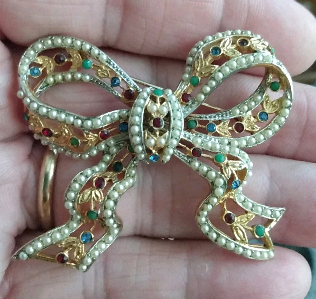 Vintage SIGNED RARE CASTLECLIFF Christmas Ribbon Bow Rhinestone & Faux Pearl Pin