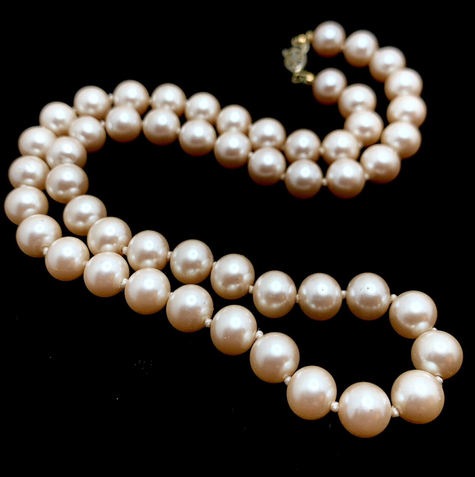 Quality Vtg Faux Glass Pearl Knotted Necklace Champagne 9mm Beads 18″ Heavy 44g.