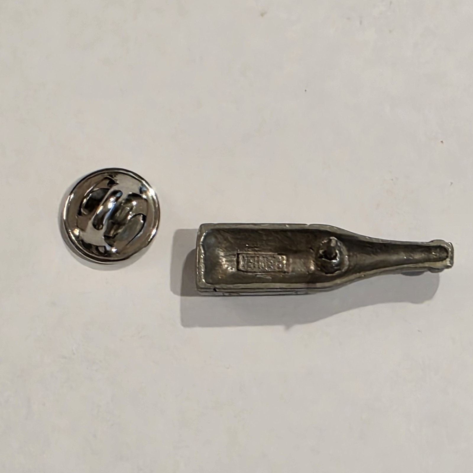 VINTAGE JIM CLIFT Pewter Lapel Tie Tac Pin CHATEAU WINE BOTTLE 1″ DATED 1996