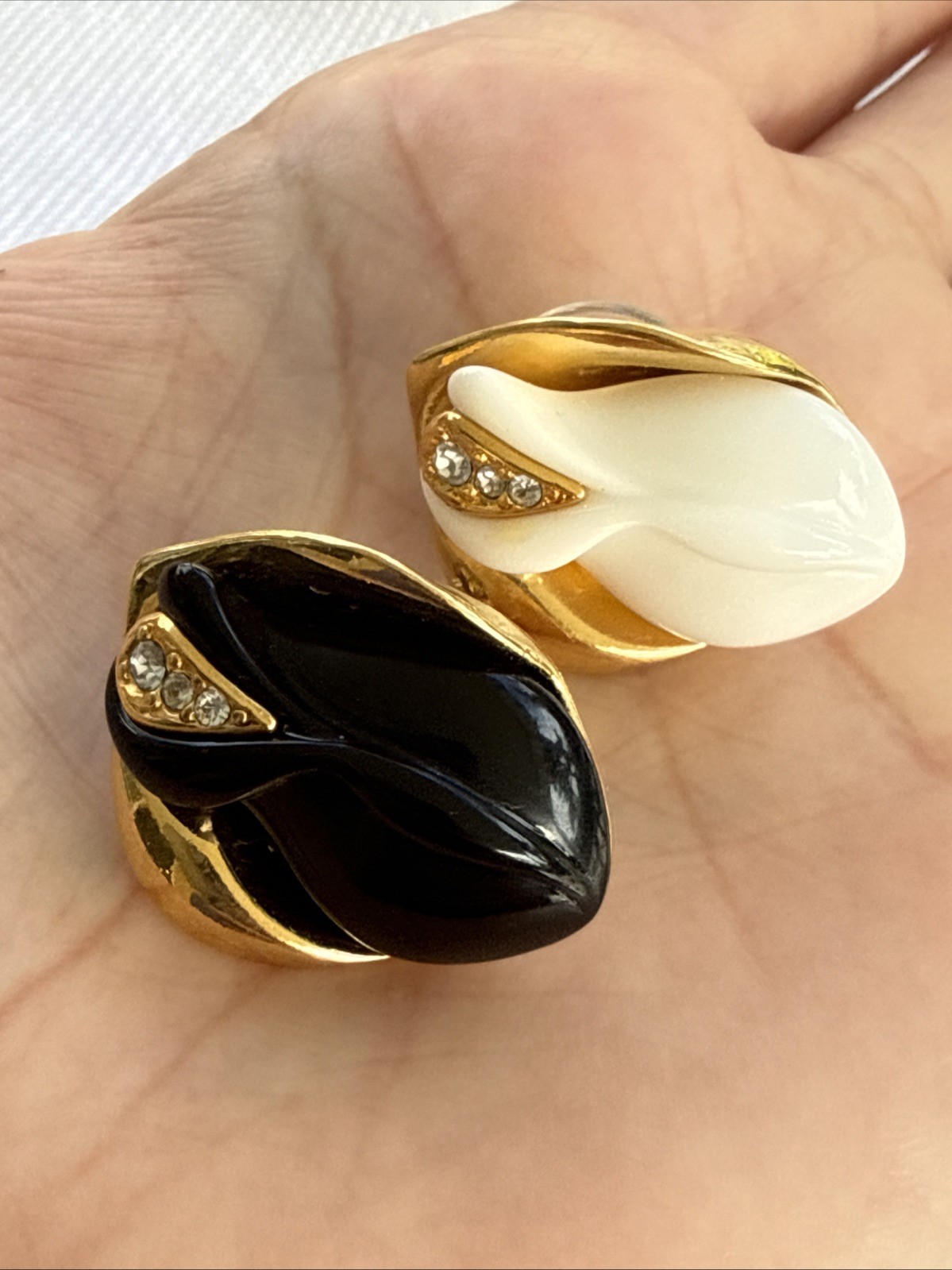 Vtg 80’s Kenneth J Lane Midnight Rose White & Black Goldtone Earrings Pierced
