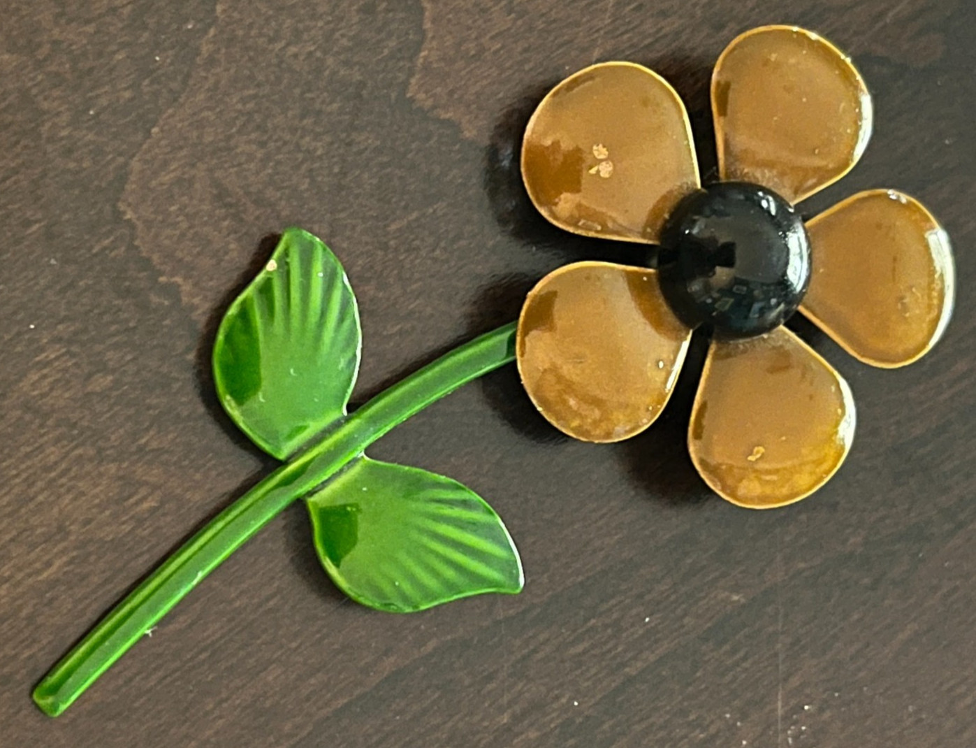 🌼VNTG 1960s–70s ENAMEL FLOWER BROOCH • RETRO DAISY • MOD FLOWER POWER