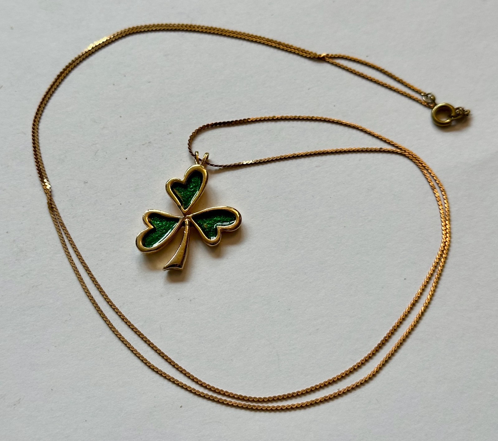 VINTAGE SHAMROCK GREEN ENAMEL GOLD TONE PENDANT 1 1/4 NECKLACE 20 TO 30″ BRASS