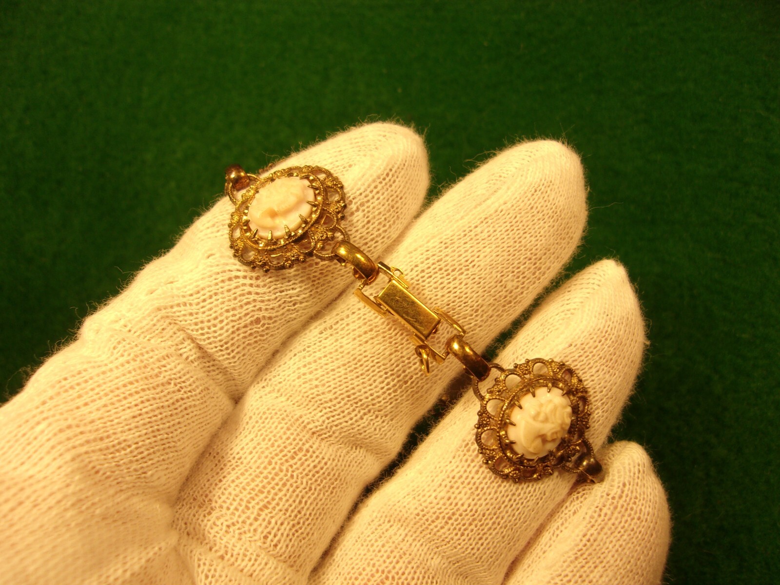 GRACEFUL VTG LADY’S YELLOW GOLD FILLED BRACELET W/VERY LIGHT PINK/WHITE CAMEOS