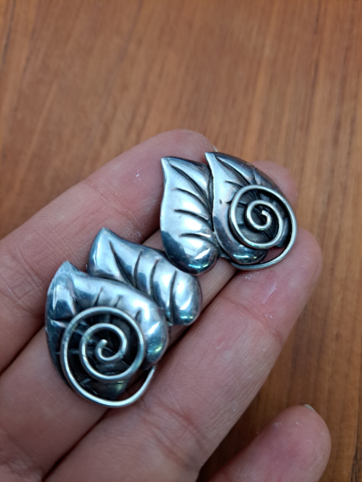 Beautiful Vtg rectangular Sterling Slver 925 spiral leave pierce earrings