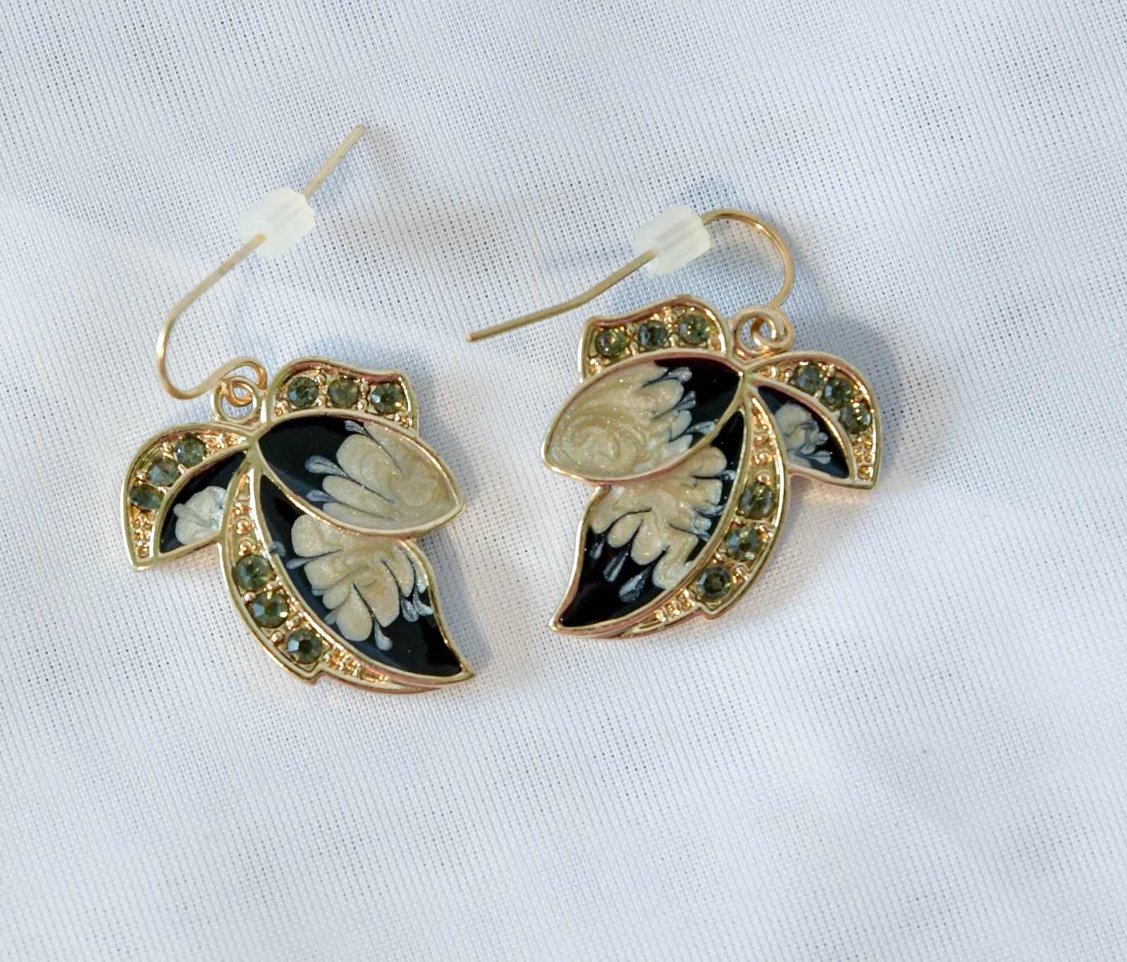 Vintage Kenneth Cole enamel feather shape pendant necklace w/matching earrings