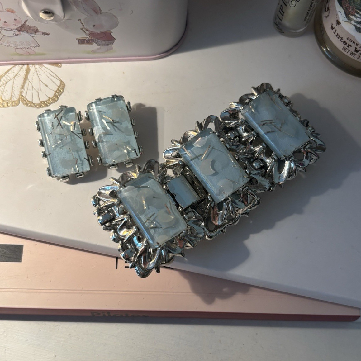 VINTAGE Gorgeous Confetti Lucite Thermoset Silver tone Bracelet & Clip Earrings
