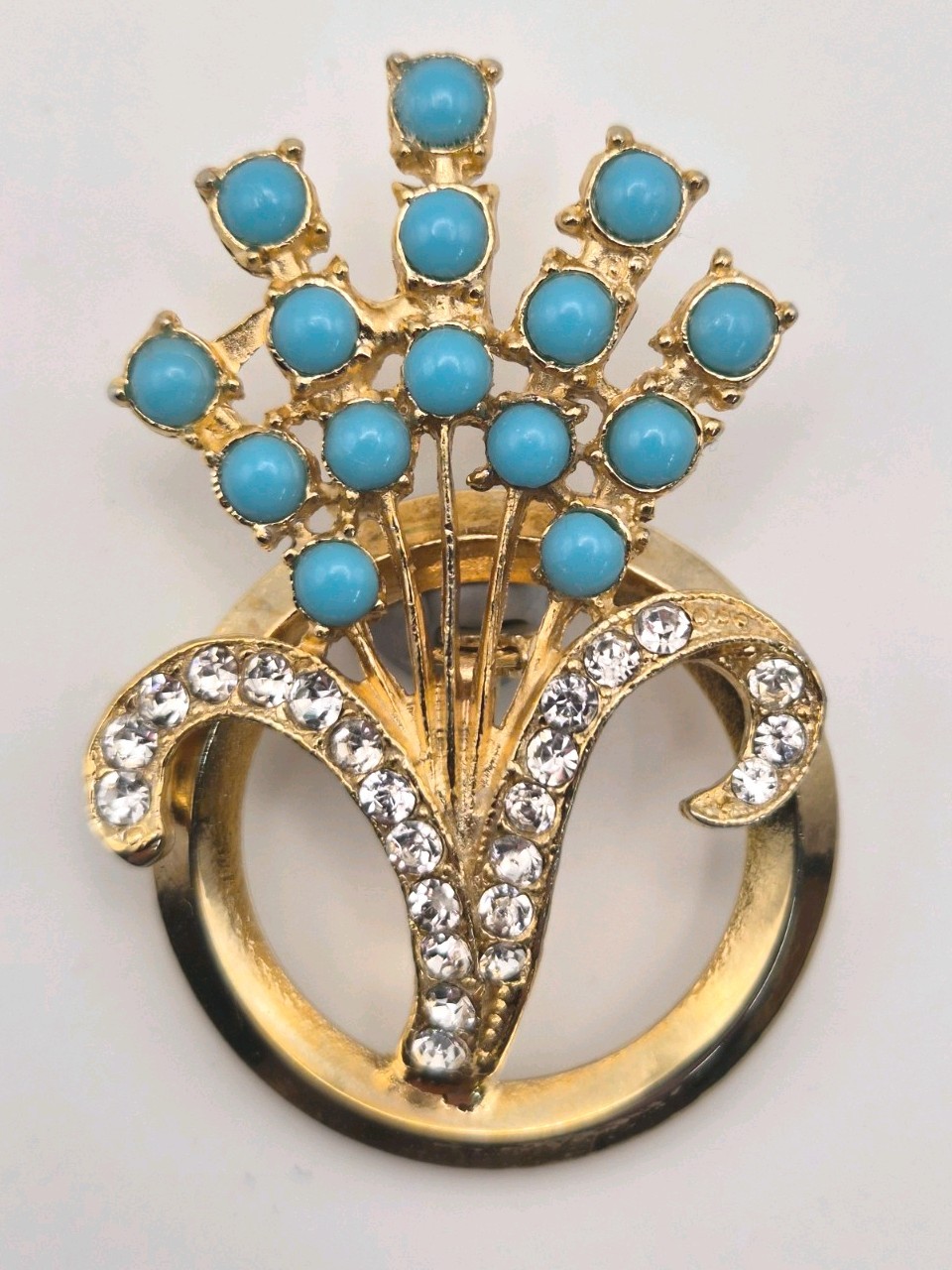 VINTAGE TURQUOISE GLASS CRYSTAL RHINESTONES GOLD TONE FLORAL BOUQUET BROOCH.